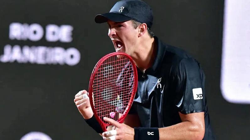 João Fonseca celebra ponto na vitória sobre Thiago Monteiro no Rio Open (Foto: João Pires/Fotojump)