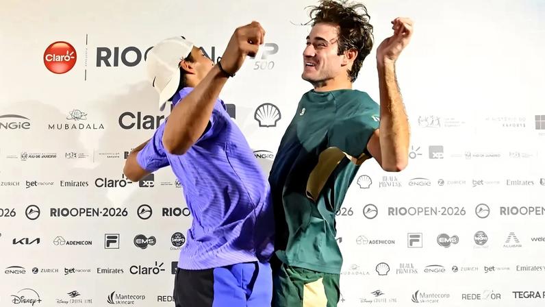 Guto Miguel (e) e Gustavo Heide comemoram a vitória na estreia do Rio Open (Foto: João Pires/Fotojump)