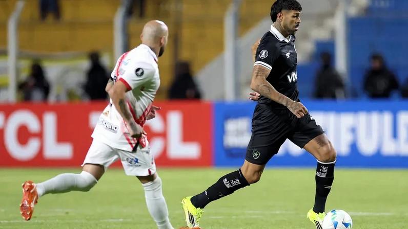 Alexander Barboza em ação pelo Botafogo contra o Nacional Potosí (Foto: Vítor Silva/Botafogo)