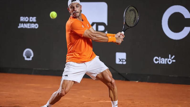 Francisco Cerundolo abandonou a partida após pedir atendimento médico (Foto: Rio Open / fotojump)