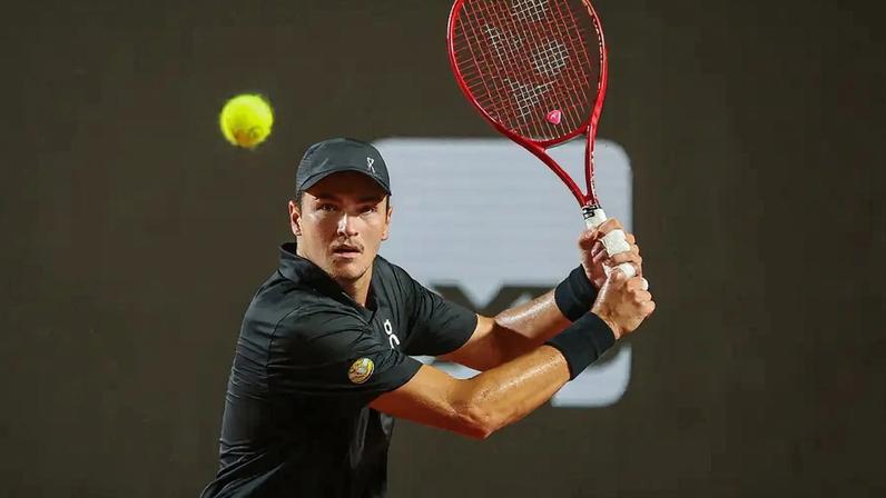 João Fonseca na derrota para o peruano Ignacio Buse no Rio Open (Foto: João Pires/Fotojump)