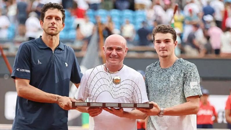 Andre Agassi entre Marcelo Melo e João Fonseca na premiação das duplas do Rio Open (Foto: Fotojump)