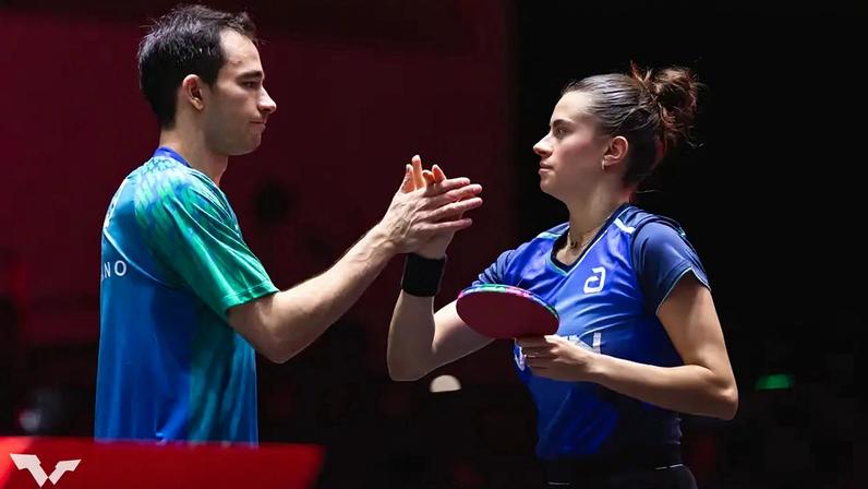A dupla Hugo Calderano e Bruna Takahashi no WTT Singapura Smash 2026 (Foto: World Table Tennis)