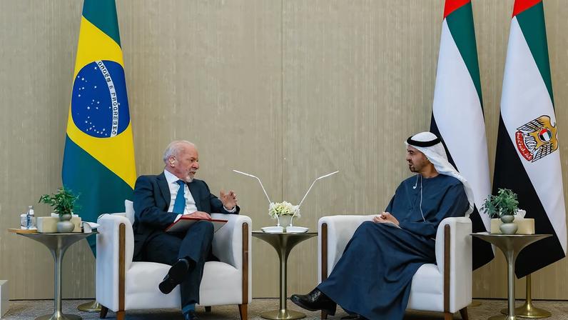 Presidente Luiz Inácio Lula da Silva durante reunião de trabalho com o presidente dos Emirados Árabes Unidos, Sua Alteza Xeique Mohammed bin Zayed Al Nahyan, em Abu Dhabi.