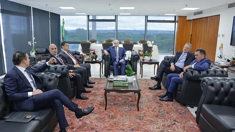 Dino, Gilmar Mendes e Moraes participaram de reunião em que presidentes do Congresso propuseram regra de transição. (Foto: Rosinei Coutinho/STF)