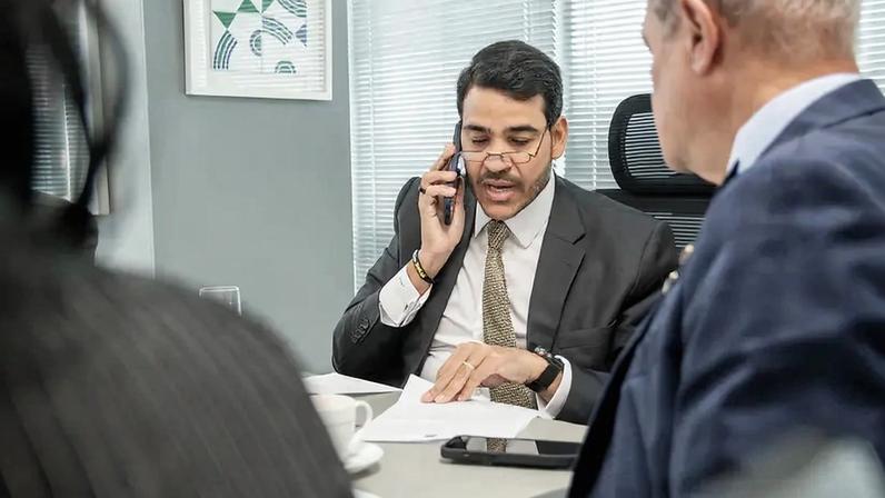 Aceno: Jorge Messias, em reunião com os senadores Wellington Fagundes (PL-MT) e Jayme Campos (União-MT). O atual AGU depende do Senado para alçar ao cargo de ministro do STF e assumir ação que discute restrição do aborto aos médicos.