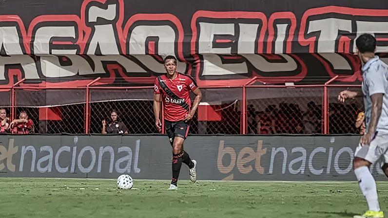 Adriano Martins, em ação pelo Atlético-GO