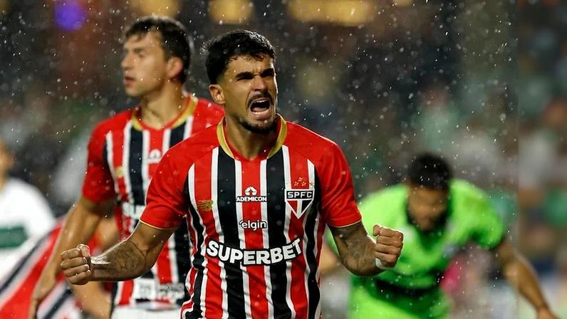São Paulo vence o Coritiba com reservas e aproxima-se do Palmeiras