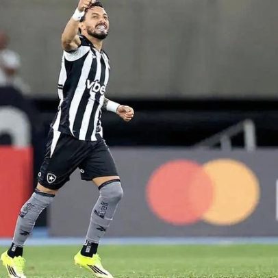Alex Telles comenta nova função no Botafogo e projeta sequência
