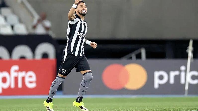 Alex Telles comenta nova função no Botafogo e projeta sequência