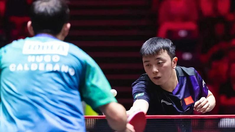 Hugo Calderano e Chen Yuanyu nas oitavas de simples masculino do WTT Smash de Singapura (Foto: World Table Tennis)