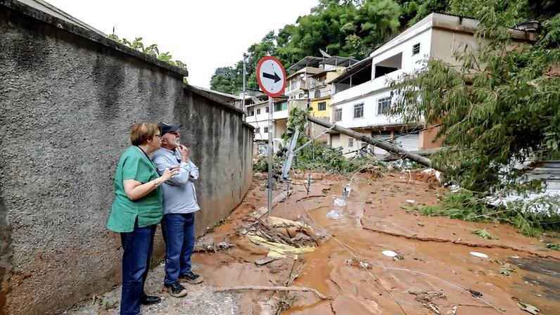 Ao lado da prefeita Margarida Salomão (PT), Lula visitou áreas atingidas pela chuva em Juiz de Fora (MG) – foto: Ricardo Stuckert/Presidência da República
