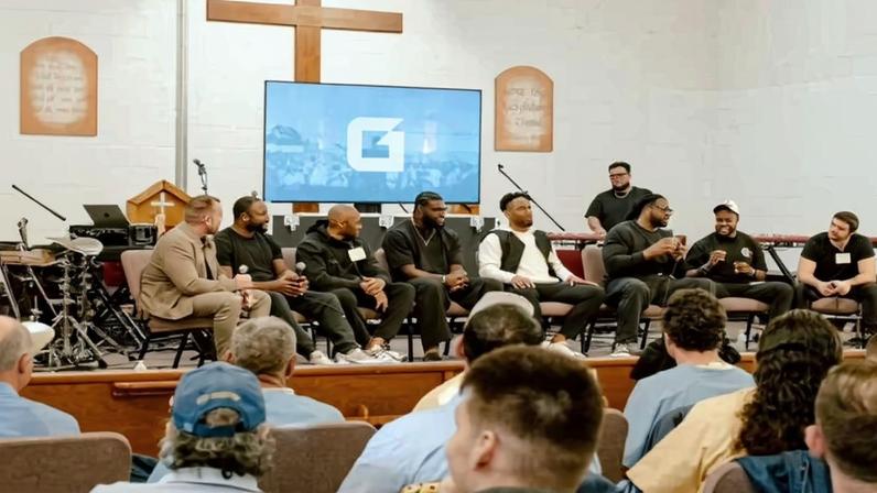 Jogadores da NFL realizam evangelização em prisão e convertem 30 detentos