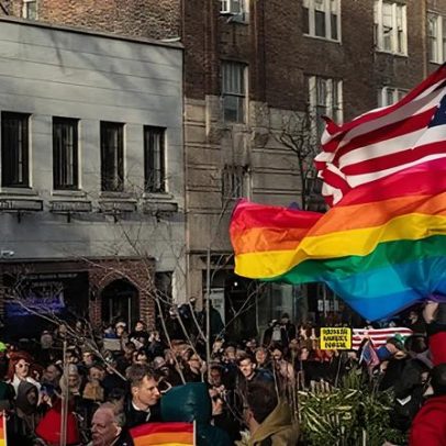 Ativistas trans dizem que restaurar bandeira tradicional no Stonewall não basta