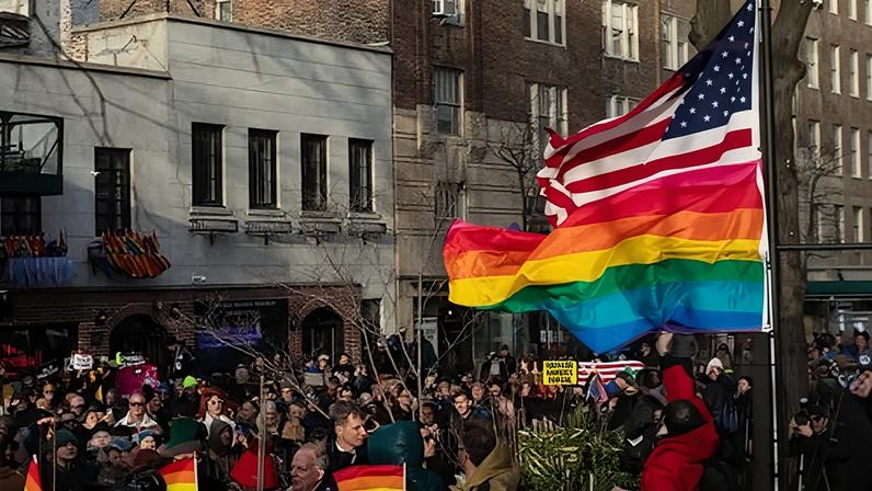 Ativistas trans dizem que restaurar bandeira tradicional no Stonewall não basta