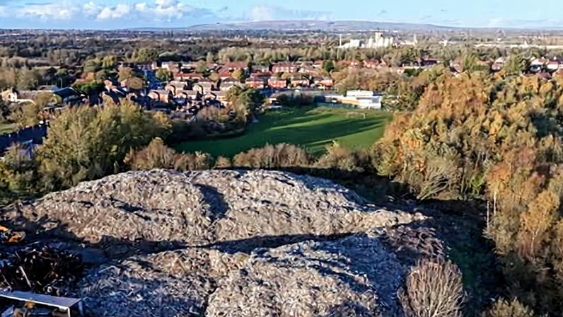 Fumos, ratos e larvas: pedido para limpar despejo ilegal em Wigan