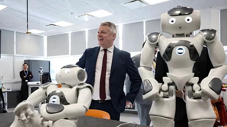 Ministro defende atrasos no plano de gastos militares do Reino Unido