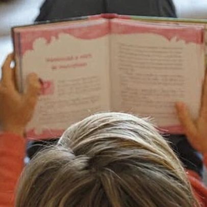 Apenas 10% de meninos de 14-16 leem por prazer diariamente, estudo britânico