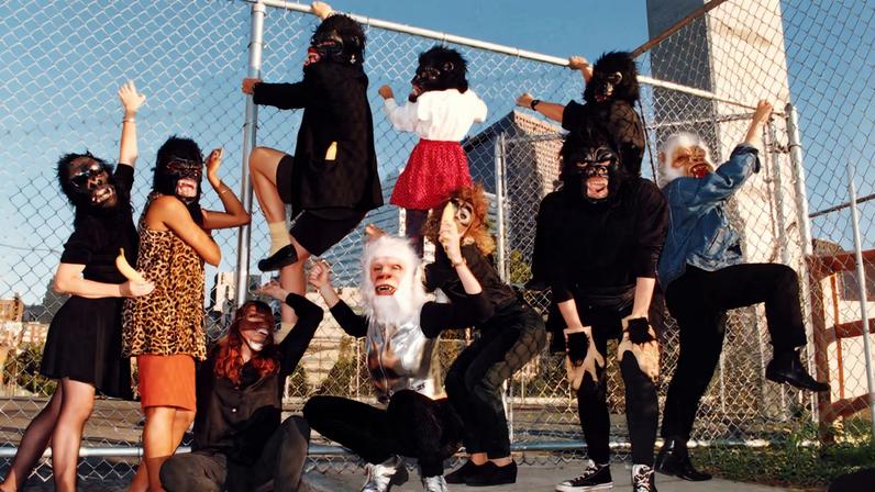 Guerrilla Girls avaliam remover máscaras em debate público