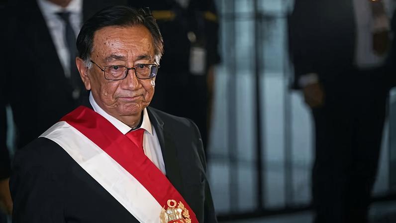 José María Balcázar é eleito novo presidente interino do Peru