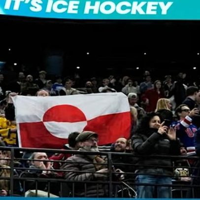 Fãs exibem bandeira da Groenlândia em jogo olímpico EUA-Dinamarca