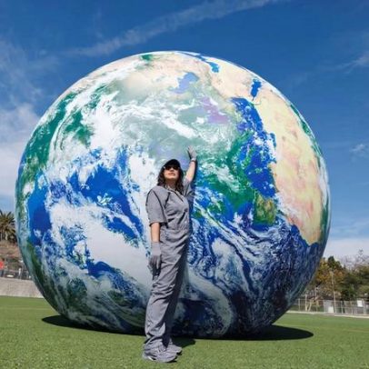 Amanda Ross-Ho apresenta nova performance na Frieze Los Angeles