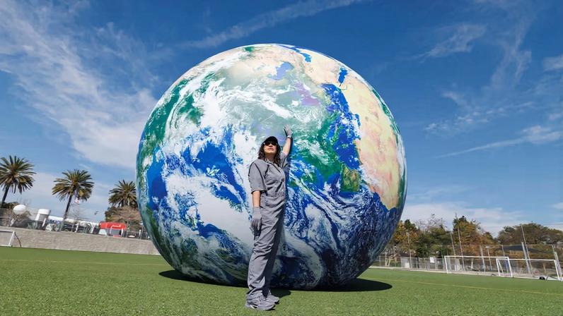 Amanda Ross-Ho apresenta nova performance na Frieze Los Angeles