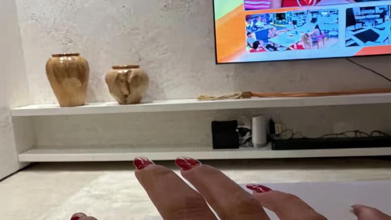 Após assumir relacionamento com o irmão de Anitta, Hariany Almeida chama atenção ao postar aliança — Foto: Reprodução/Instagram