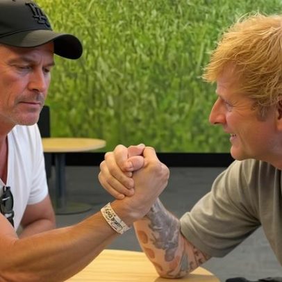 Chris Hemsworth e Ed Sheeran disputam queda de braço