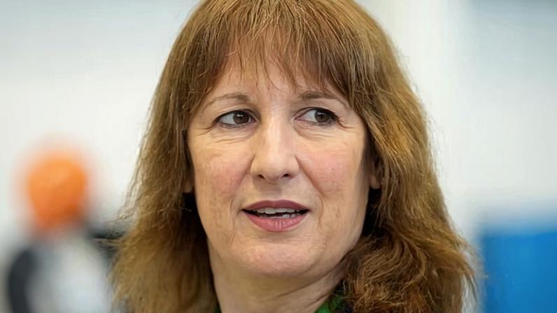 Economia britânica cresce 0,1% apesar da incerteza com o orçamento de Reeves