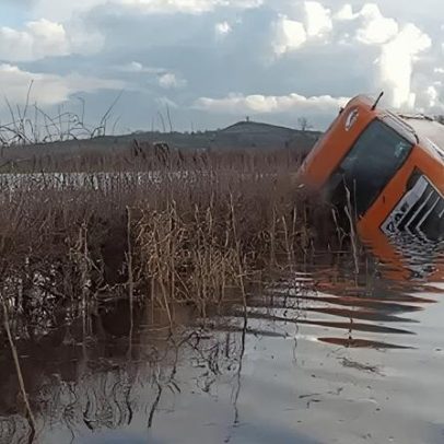 Agricultor resgata motorista de caminhão em estrada alagada