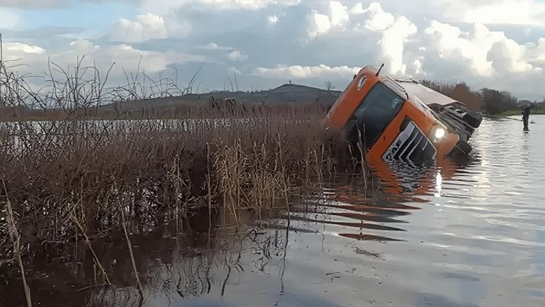 Agricultor resgata motorista de caminhão em estrada alagada