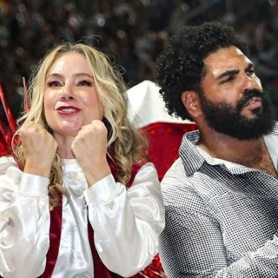 Juliana Baroni interpreta Dona Marisa, 2ª esposa de Lula, em desfile de homenagem