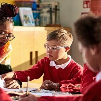 Conselhos da Inglaterra pedem avaliação de renda para transporte escolar SEND