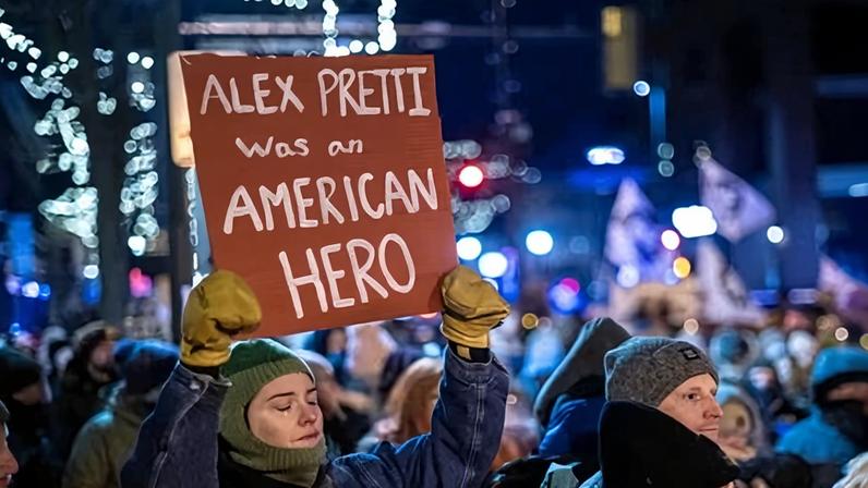 Rua de Minneapolis vê confronto entre duas masculinidades: medo e cuidado