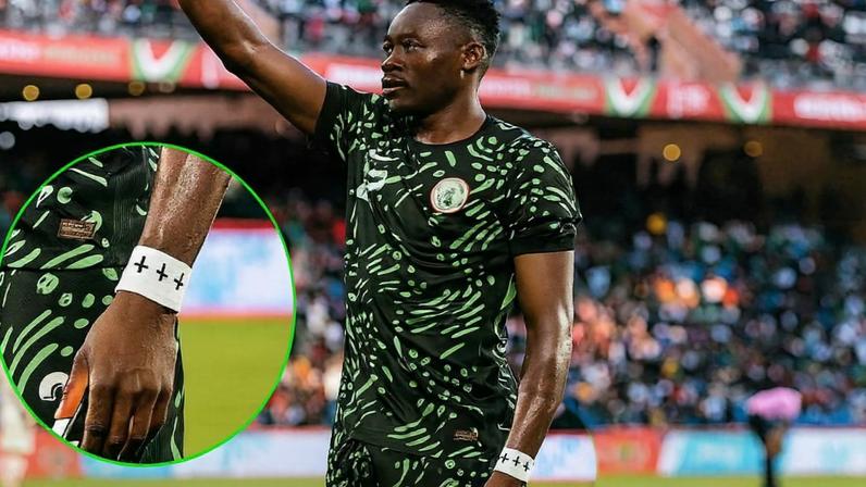 Jogadores da seleção nigeriana usando pulseiras com cruzes em apoio aos cristãos perseguidos.