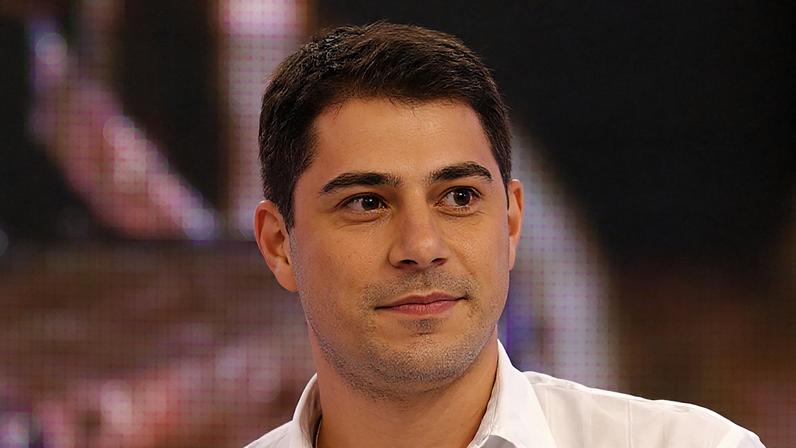 Evaristo Costa rebate internauta sobre sair do armário e resposta viral