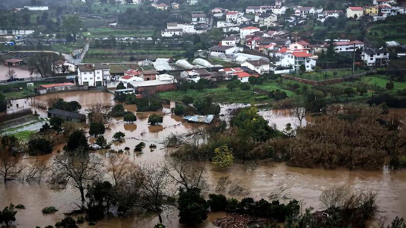 Chuva persiste em Portugal após tempestade, milhares evacuados