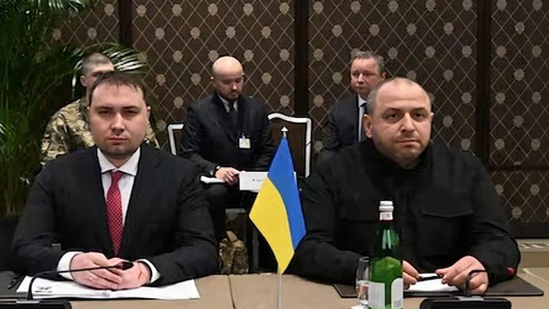 El jefe de gabinete de Zelenski, Kirilo Budanov (a la izquierda), y Rustem Umerov, secretario del Consejo de Seguridad y Defensa Nacional de Ucrania, el martes en la mesa de negociación, en Ginebra.