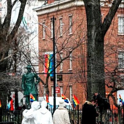Administração Trump retira bandeira arco-íris do monumento Stonewall, Nova York
