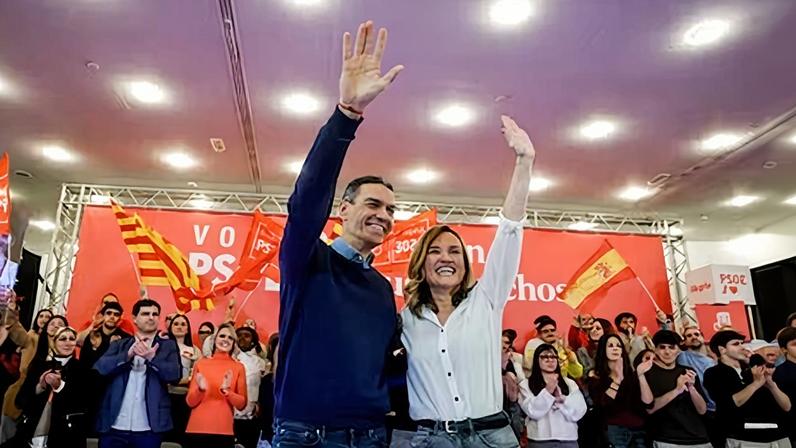 El presidente del Gobierno y secretario general del PSOE, Pedro Sánchez, con la candidata socialista, Pilar Alegría; y la líder del partido en Zaragoza, Teresa Ladrero; este viernes en el acto de cierre de campaña en Zaragoza.