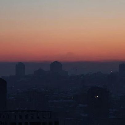 Em Kyiv sob ataques, veterano encanador repara o aquecimento