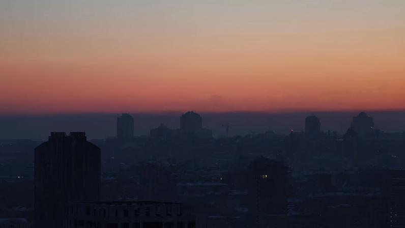 Em Kyiv sob ataques, veterano encanador repara o aquecimento