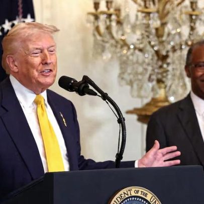 Trump celebra mês da História Negra enquanto evita acusações de racismo