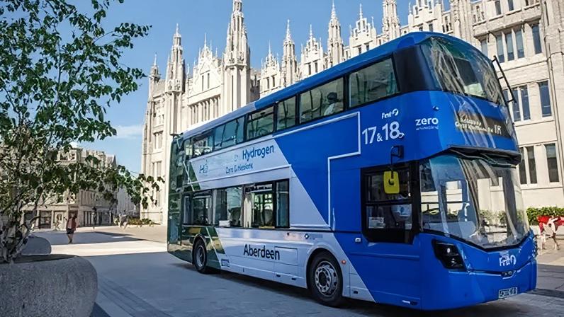 Entenda por que a primeira frota de ônibus de dois andares a hidrogênio falhou