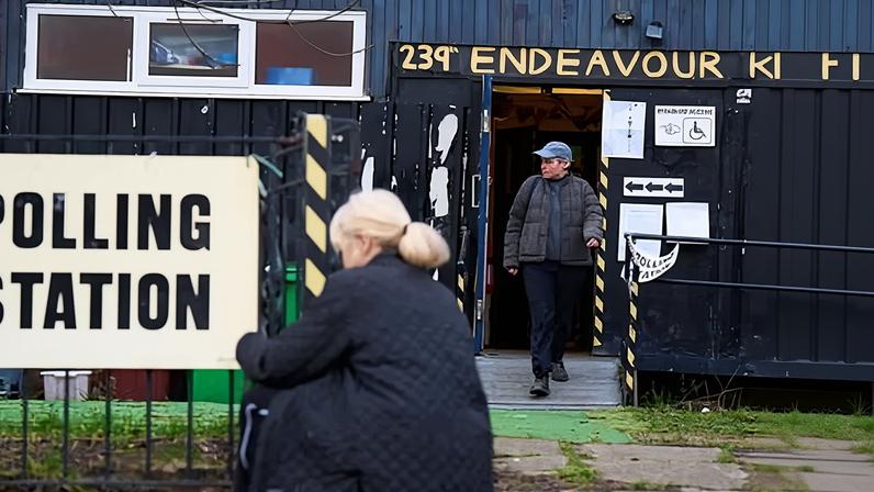 Observadores apontam violações de voto secreto em eleições de Gorton e Denton