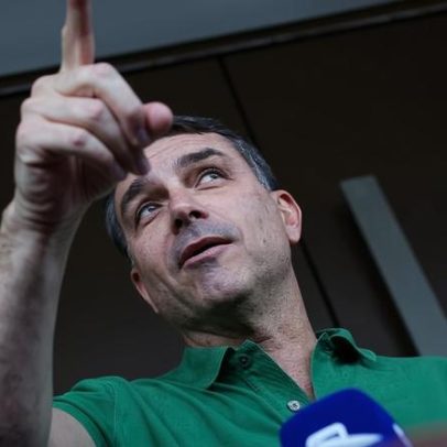 Justiça suspende remoção de post que ligava Flávio ao tráfico ao PT