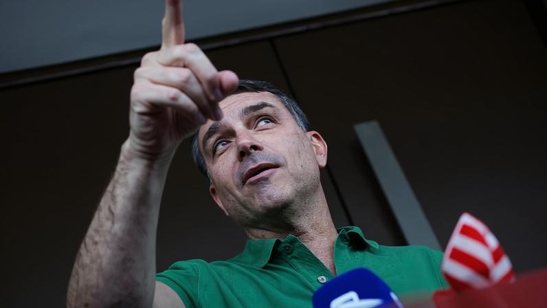 Justiça suspende remoção de post que ligava Flávio ao tráfico ao PT