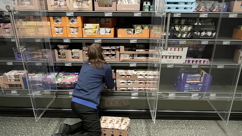 Varejistas do Reino Unido planejam reduzir horas e empregos com custos trabalhistas em alta