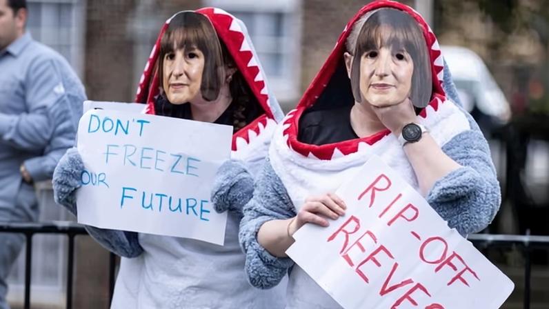 Crise de empréstimos estudantis na Inglaterra e Gales, dizem MPs